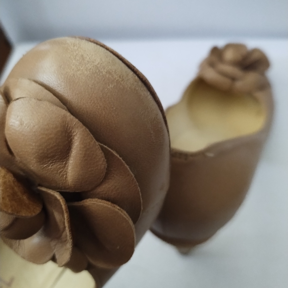 CHANEL TAN PUMP'S - Picture 6 of 9